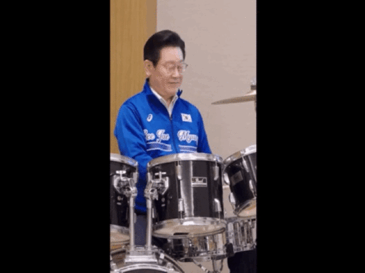 이재명 대통령과 다카이치 사나 일본 총리가 지난 13일 일본 나라현 회담장에서 함께한 '드럼 합주' 영상이 공개되며 화제를 모으고 있다.2026.01.15.(사진=X에 올라온 이재명 대통령 공식 계정 영상 캡처) *재판매 및 DB 금지