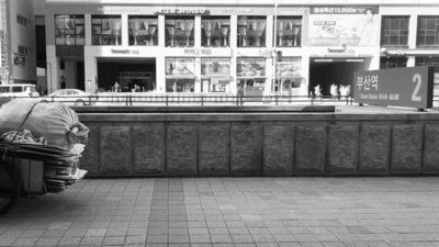 [부산=뉴시스] 이아름 기자 = 박보은(78)씨가 11일 오전 부산 동구의 한 거리에서 폐지를 줍기 위해 리어카를 끌고 이동하고 있다. 2026.01.11. aha@newsis.com