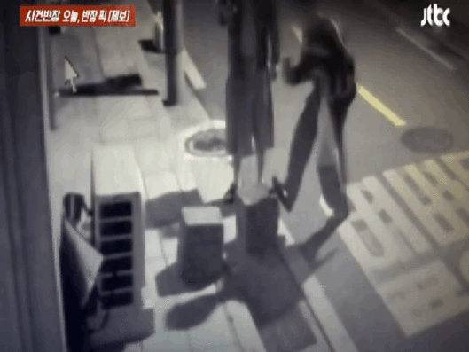 새벽 시간대 술에 취한 것으로 보이는 남성들이 길가에 설치된 에어컨 실외기를 발로 차 파손하는 일이 발생했다.2026.01.16.(사진=JTBC '사건반장' 캡처) *재판매 및 DB 금지