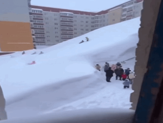 러시아 극동 캄차카 반도에 기록적인 폭설이 쏟아지며 인명 피해와 인프라 마비가 이어지는 가운데, 눈더미를 이용해 썰매를 타는 아이들의 모습이 담긴 영상이 SNS에서 화제를 모으고 있다. 2026.01.19. (사진=인스타그램 캡처) *재판매 및 DB 금지