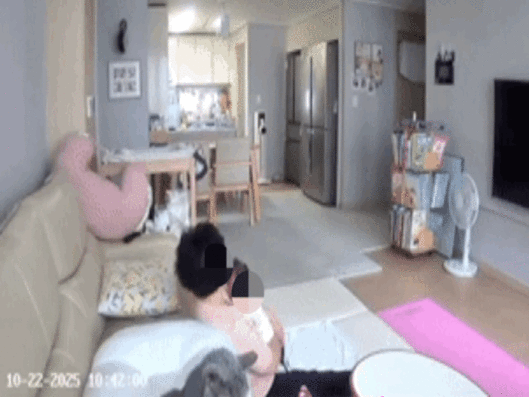 정부 인증을 받은 산후도우미가 생후 한 달 된 신생아를 학대했다는 보호자 주장과 함께 CCTV 영상이 공개되며 논란이 커지고 있다.2026.01.20. (사진=보배드림 캡처) *재판매 및 DB 금지