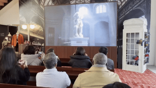 [서울=뉴시스] 헤지스 2026년 가을·겨울 시즌(26FW) 글로벌 수주회에서 러시아 인도 등의 글로벌 바이어들이 AI 영상을 감상하고 있다. (사진=뉴시스)  *재판매 및 DB 금지