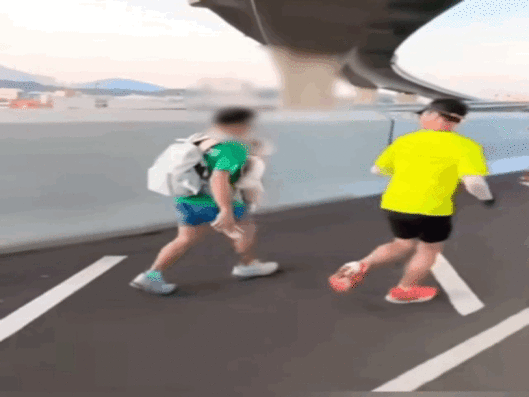 아기를 가슴에 고정한 채 마라톤에 참가한 남성이 안전 규정 위반으로 홍콩 마라톤에서 실격 처리되고, 이후 대회 출전도 금지됐다.2026.01.22.(사진=유튜브 캡처) *재판매 및 DB 금지