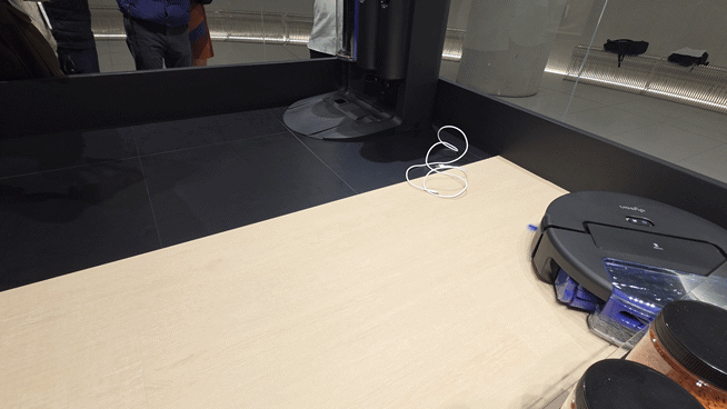 [서울=뉴시스]22일 다이슨 더 넥스트 홈 랩(The Next Home Lab) 팝업에서 진행된 미디어 행사에서 다이슨 스팟앤스크럽 AI 로봇 청소기 제품 시연을 선보이고 있다. photo@newsis.com