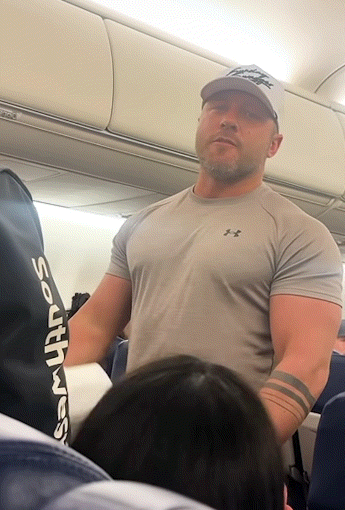 [뉴시스] 사우스웨스트항공 기내에서 난동을 부리는 남성의 모습. (사진=mikeandbo 인스타그램) 2026.1.22 *재판매 및 DB 금지