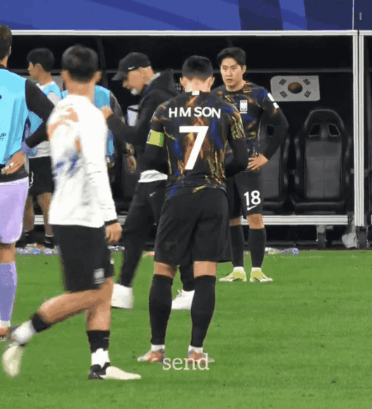 요르단전에서 울먹이는 손흥민과 이를 지켜보는 이강인의 모습. [영상=X(구 트위터)]