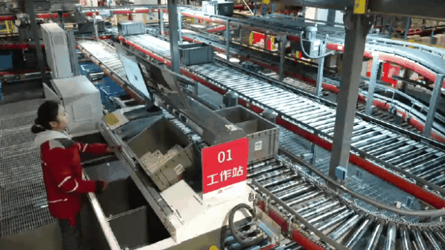 중국 베이징 다싱의 징둥물류 '아시아1호' 스마트 물류창고 '톈랑' 작업장. [영상=징둥물류 제공]