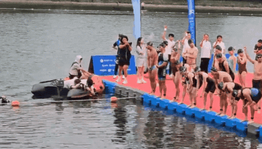 2025 롯데 아쿠아슬론 대회 시작과 함께 참가자들이 석촌호수에 입수해 수영하고 있다. [영상=홍승완 기자]