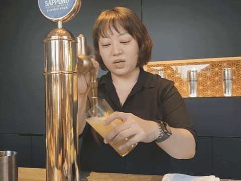 11일 서울 성수동에서 열린 '삿포로 프리미엄 비어스탠드' 미디어세션에서 매장 관계자가 삿포로 맥주 '클래식 푸어'를 제조하고 있다. [조현미 기자]