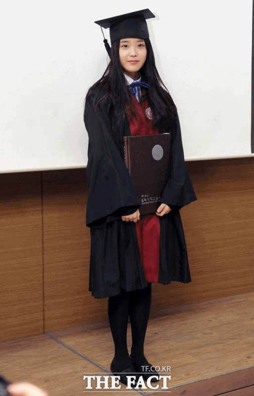 아이유는 2012년 2월 동덕여고를 졸업하고 폭 넓은 음악 스펙트럼을 보여줬다. /더팩트 DB