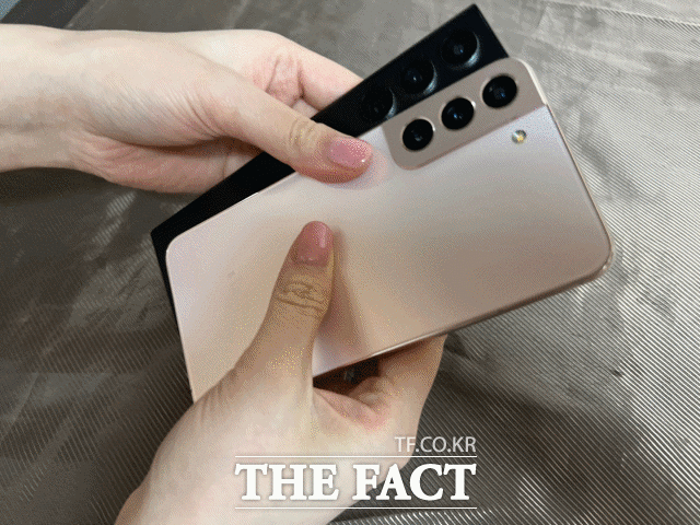 '갤럭시S22 플러스'와 '갤럭시S22 울트라' /한예주 기자