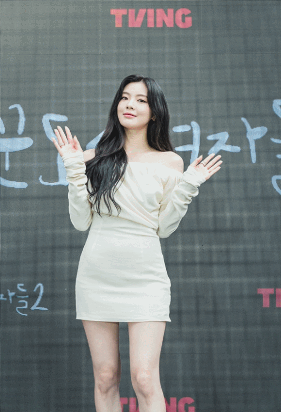 이선빈은 아이보리색 미니 드레스를 입고 등장했다. /티빙 제공