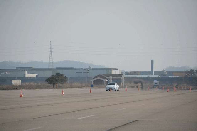 테슬라 모델Y 차량이 금호타이어 EV 전용 브랜드 '이노뷔'를 탑재하고 시속 100km 속도로 지그재그 주행을 하고 있다. /김태환 기자
