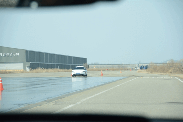 기아 EV6가 금호타이어 EV전용 타이어 '이노뷔'를 장착하고 젖은 노면에서 제동 능력을 시험하고 있다. /김태환 기자